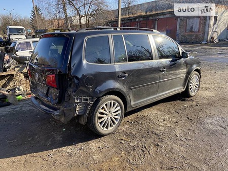 Volkswagen Touran 2011  випуску Луцьк з двигуном 2 л дизель мінівен автомат за 7700 долл. 