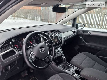 Volkswagen Touran 2015  випуску Суми з двигуном 1.6 л дизель мінівен автомат за 15300 долл. 