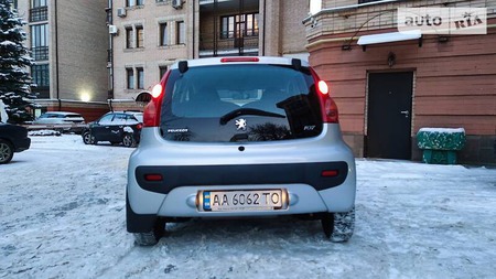 Peugeot 107 2012  випуску Київ з двигуном 1 л бензин хэтчбек механіка за 6790 долл. 