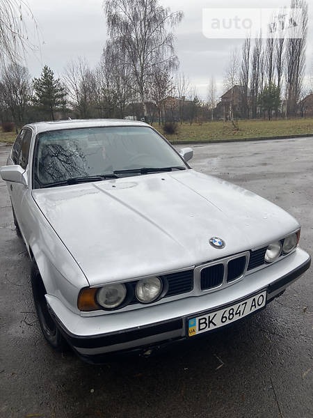 BMW 518 1990  випуску Рівне з двигуном 1.8 л  седан механіка за 2250 долл. 