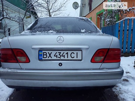 Mercedes-Benz E 220 1998  випуску Хмельницький з двигуном 2.2 л дизель седан механіка за 5000 долл. 