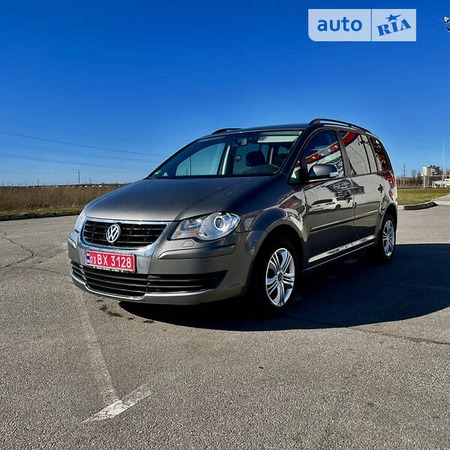 Volkswagen Touran 2009  випуску Херсон з двигуном 1.4 л бензин універсал механіка за 7699 долл. 