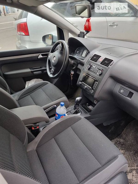 Volkswagen Touran 2011  випуску Донецьк з двигуном 2 л дизель універсал автомат за 10800 долл. 