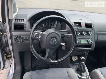 Volkswagen Touran 2011  випуску Запоріжжя з двигуном 1.6 л дизель універсал механіка за 11200 долл. 