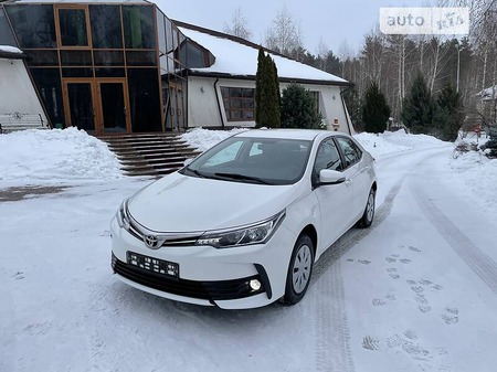 Toyota Corolla 2017  випуску Харків з двигуном 1.6 л бензин седан автомат за 15900 долл. 