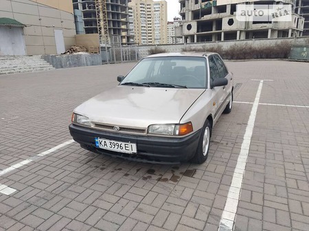 Mazda 323 1993  випуску Київ з двигуном 1.6 л бензин седан механіка за 1050 долл. 