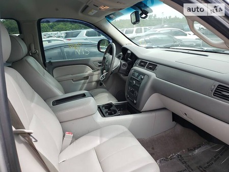 Chevrolet Suburban 2012  випуску Київ з двигуном 5.3 л бензин позашляховик автомат за 2800 долл. 