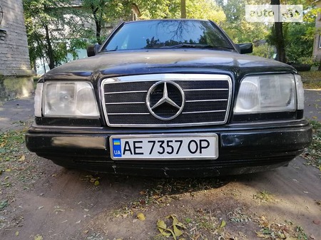 Mercedes-Benz C 300 1990  випуску Дніпро з двигуном 3 л бензин купе автомат за 2500 долл. 