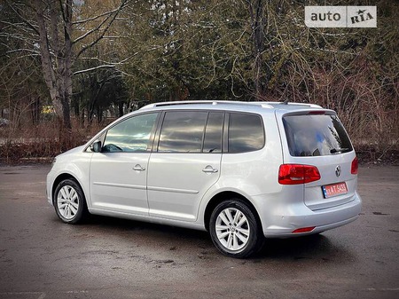 Volkswagen Touran 2012  випуску Луцьк з двигуном 1.6 л дизель мінівен автомат за 10999 долл. 