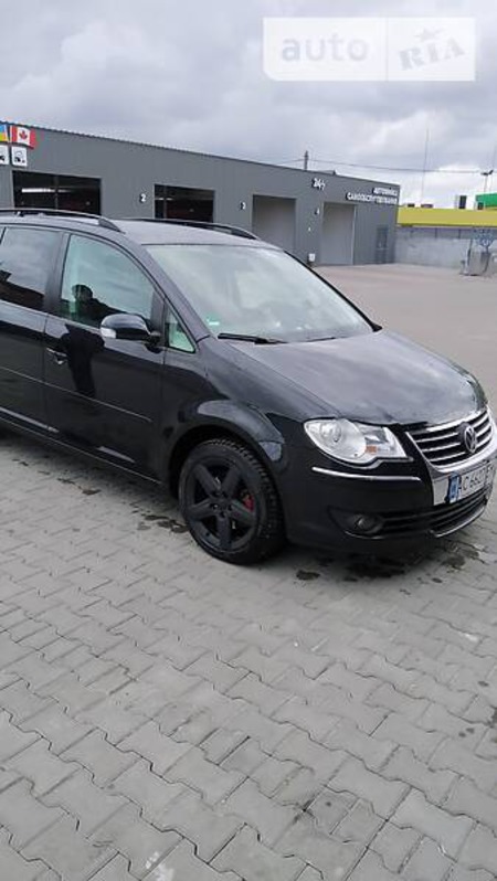 Volkswagen Touran 2008  випуску Львів з двигуном 2 л дизель мінівен автомат за 8999 долл. 