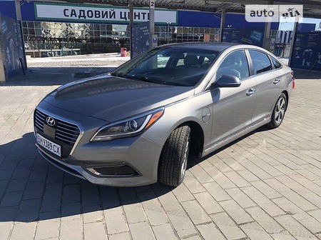 Hyundai Sonata 2016  випуску Суми з двигуном 2 л гібрид седан автомат за 15500 долл. 