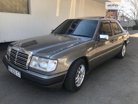 Mercedes-Benz E 300 1992  випуску Вінниця з двигуном 0 л  седан механіка за 3700 долл. 