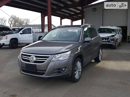 Volkswagen Tiguan 2011  випуску Київ з двигуном 0 л бензин позашляховик автомат за 3200 долл. 