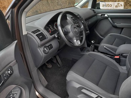 Volkswagen Touran 2010  випуску Львів з двигуном 2 л дизель мінівен механіка за 11600 долл. 