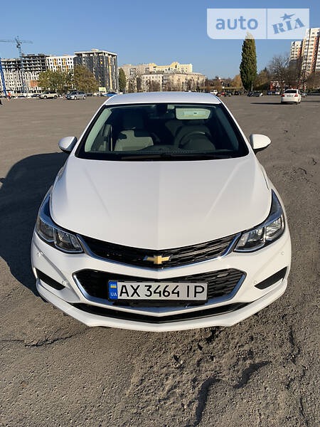 Chevrolet Cruze 2017  випуску Харків з двигуном 1.4 л бензин седан автомат за 10500 долл. 