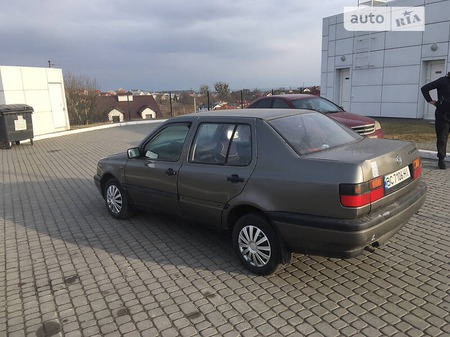 Volkswagen Vento 1993  випуску Львів з двигуном 1.6 л бензин седан механіка за 1990 долл. 