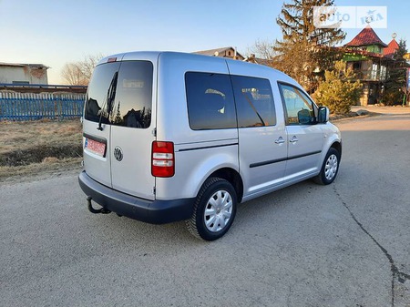 Volkswagen Caddy 2011  випуску Львів з двигуном 1.6 л дизель мінівен автомат за 8999 долл. 