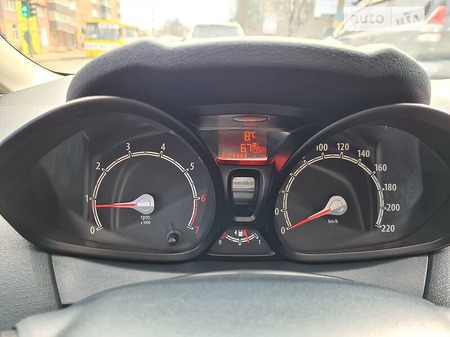 Ford Fiesta 2012  випуску Чернівці з двигуном 1.2 л бензин хэтчбек механіка за 7600 долл. 
