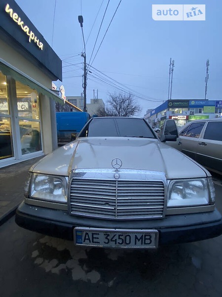 Mercedes-Benz E 200 1988  випуску Дніпро з двигуном 2 л дизель седан механіка за 3500 долл. 