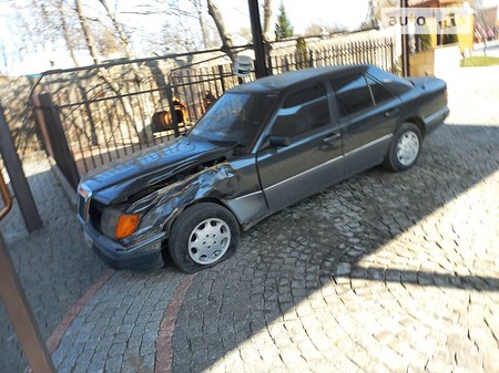 Mercedes-Benz E 250 1989  випуску Чернівці з двигуном 0 л дизель седан механіка за 1500 долл. 