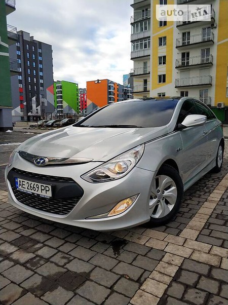 Hyundai Sonata 2013  випуску Івано-Франківськ з двигуном 2 л гібрид седан автомат за 12000 долл. 