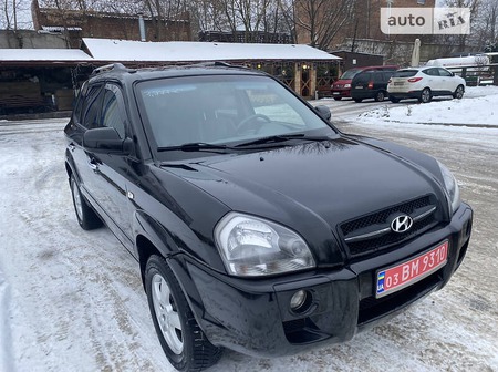 Hyundai Tucson 2006  випуску Луцьк з двигуном 2 л бензин універсал механіка за 7300 долл. 