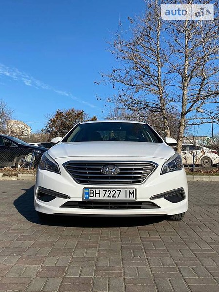 Hyundai Sonata 2015  випуску Одеса з двигуном 2.4 л бензин седан автомат за 12000 долл. 