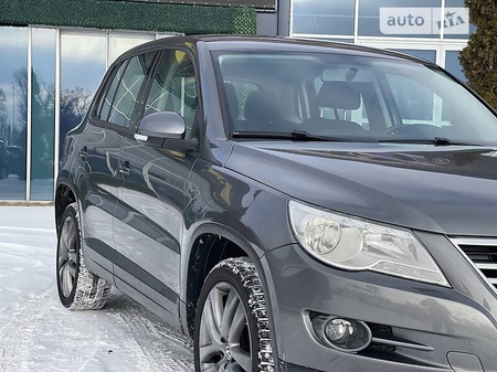 Volkswagen Tiguan 2011  випуску Чернігів з двигуном 2 л бензин позашляховик автомат за 10800 долл. 