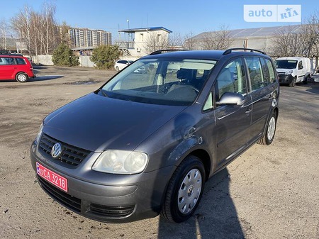 Volkswagen Touran 2006  випуску Луцьк з двигуном 1.6 л бензин мінівен механіка за 6150 долл. 