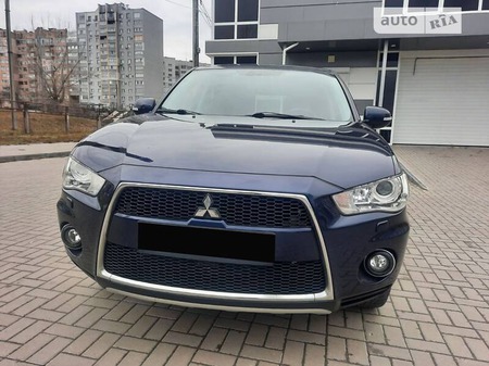 Mitsubishi Outlander XL 2011  випуску Черкаси з двигуном 0 л бензин позашляховик автомат за 12500 долл. 