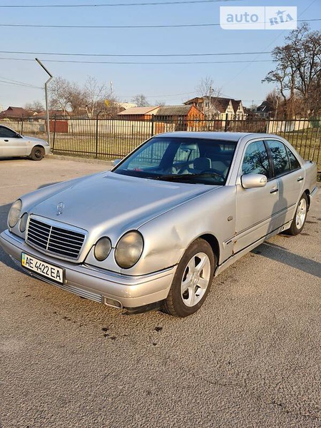Mercedes-Benz E 200 1996  випуску Дніпро з двигуном 2.8 л  седан автомат за 2600 долл. 