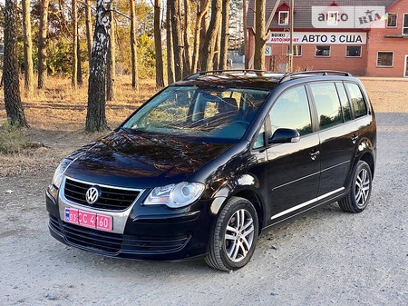 Volkswagen Touran 2009  випуску Луцьк з двигуном 1.9 л дизель мінівен автомат за 7100 долл. 