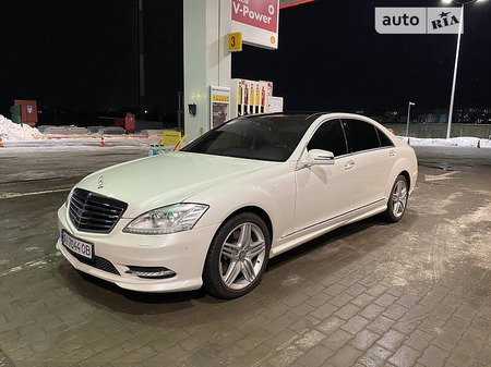 Mercedes-Benz S 550 2013  випуску Рівне з двигуном 4.7 л бензин седан  за 22550 долл. 