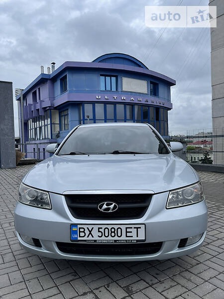 Hyundai Sonata 2005  випуску Хмельницький з двигуном 2.4 л бензин седан механіка за 6350 долл. 