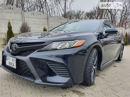 Toyota Camry 2018  випуску Чернівці з двигуном 2.5 л бензин седан автомат за 24499 долл. 