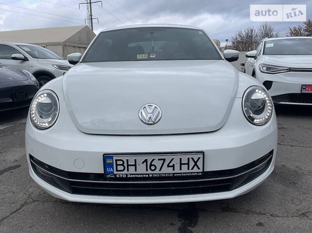 Volkswagen Beetle 2014  випуску Одеса з двигуном 1.8 л бензин седан автомат за 10999 долл. 