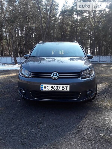 Volkswagen Touran 2014  випуску Луцьк з двигуном 1.6 л дизель мінівен автомат за 10900 долл. 