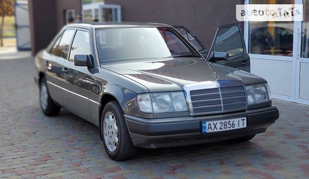 Mercedes-Benz E 240 1991  випуску Дніпро з двигуном 2.3 л бензин седан механіка за 3300 долл. 