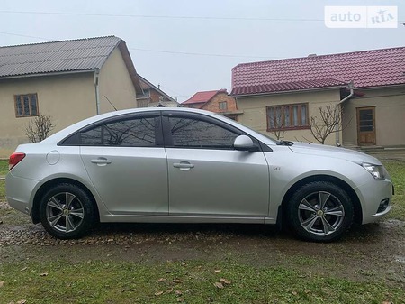 Chevrolet Cruze 2011  випуску Чернівці з двигуном 1.8 л  седан механіка за 5999 долл. 