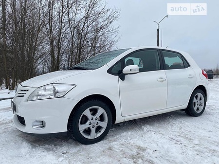 Toyota Auris 2012  випуску Чернівці з двигуном 1.6 л бензин хэтчбек автомат за 8000 долл. 