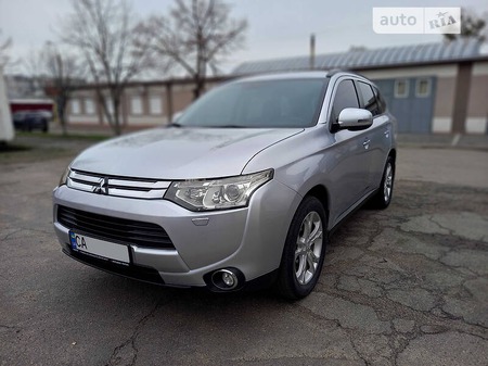 Mitsubishi Outlander 2013  випуску Черкаси з двигуном 2.4 л бензин позашляховик автомат за 14800 долл. 