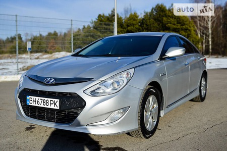 Hyundai Sonata 2013  випуску Луцьк з двигуном 2 л гібрид седан автомат за 11999 долл. 