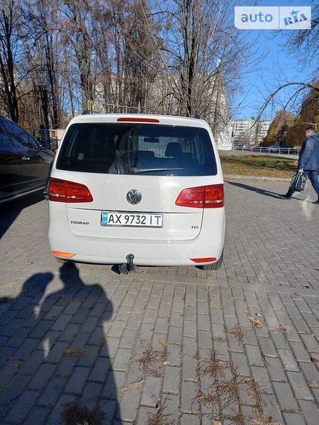 Volkswagen Touran 2010  випуску Харків з двигуном 1.6 л дизель хэтчбек автомат за 10999 долл. 