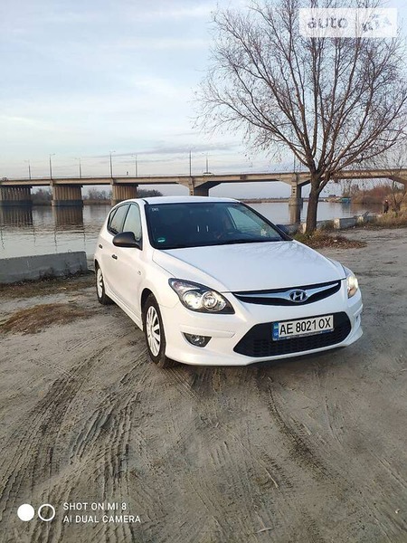 Hyundai i30 2011  випуску Дніпро з двигуном 1.4 л бензин хэтчбек механіка за 7300 долл. 