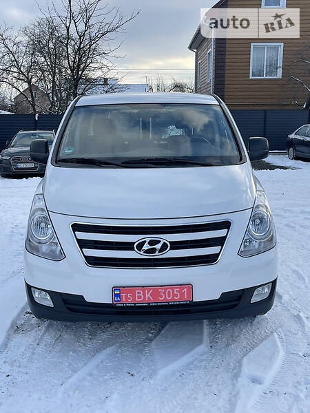 Hyundai H-1 2016  випуску Луцьк з двигуном 2.5 л дизель мінівен механіка за 11999 долл. 