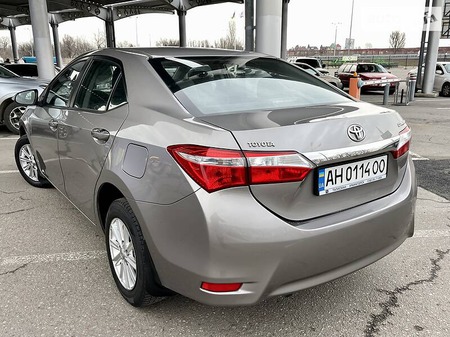 Toyota Corolla 2013  випуску Дніпро з двигуном 1.6 л  седан автомат за 12900 долл. 