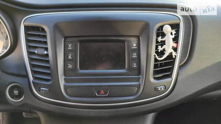 Chrysler 200 2015  випуску Запоріжжя з двигуном 2.4 л бензин седан  за 9700 долл. 