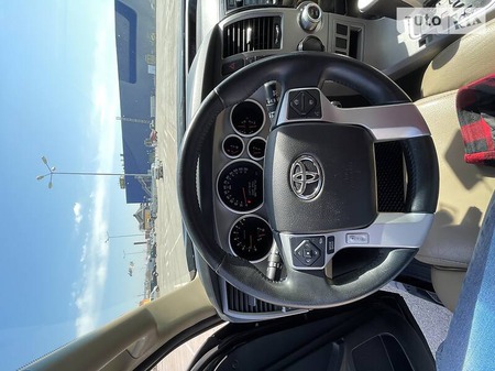 Toyota Sequoia 2014  випуску Чернівці з двигуном 5.7 л бензин позашляховик автомат за 29999 долл. 