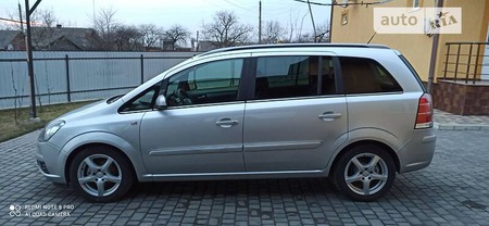 Opel Zafira Tourer 2005  випуску Чернівці з двигуном 1.8 л бензин мінівен механіка за 5500 долл. 