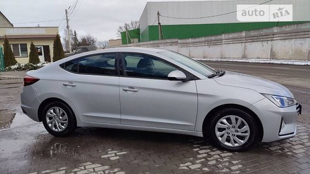 Hyundai Elantra 2019  випуску Дніпро з двигуном 2 л бензин седан механіка за 14300 долл. 